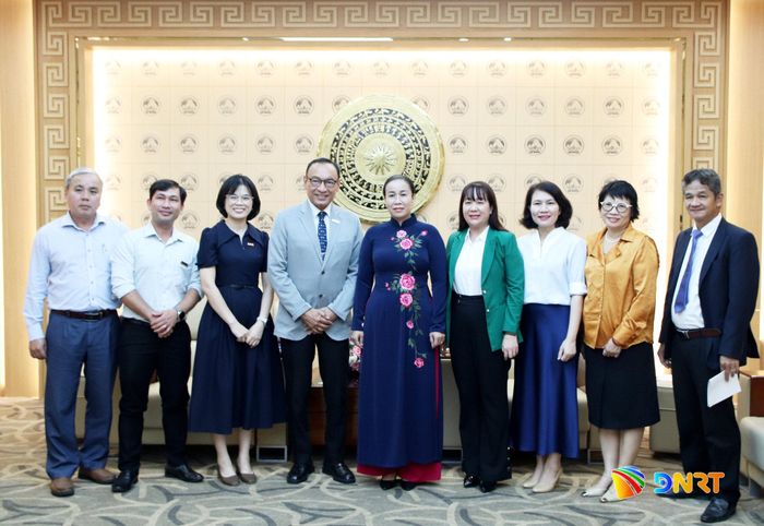 Phó Chủ tịch UBND thành phố Nguyễn Thị Anh Thi (thứ 5, từ phải sang) cùng lãnh đạo các sở, ban, ngành chụp ảnh lưu niệm với đoàn công tác tổ chức WVI. Ảnh: TRỌNG HUY