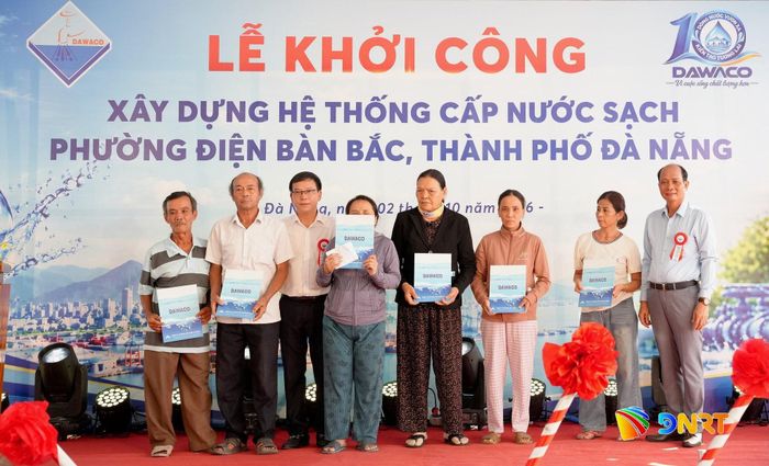 Tặng quà cho các hộ dân có hoàn cảnh khó khăn trên địa bàn phường Điện Bàn Bắc. Ảnh: T.CÔNG