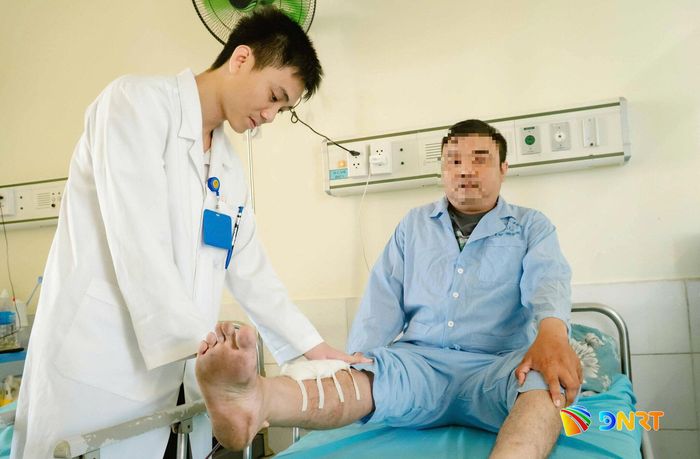 Bác sĩ thăm khám vết thương cho bệnh nhân sau khi lấy dị vật. Ảnh: Bệnh viện Việt - Hàn Đà Nẵng