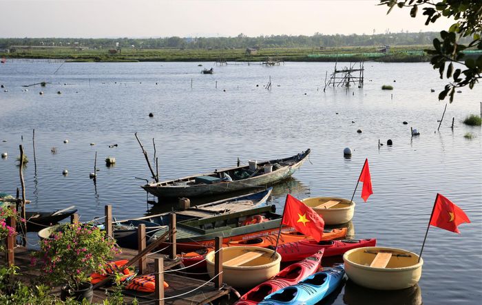Khu vực phía nam thành phố được biết đến với nhiều hệ thống sông ngòi, phù hợp với các tour du lịch khám phá, trải nghiệm. Ảnh: ALĂNG NGƯỚC