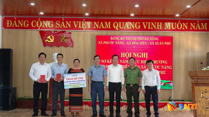 Xã Hòa Tiến trao 40 suất quà cho người dân khó khăn xã Phước Năng. Ảnh: L.T