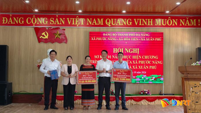 Xã Xuân Phú trao nhiều phần hỗ trợ thiết thực cho người dân. Ảnh: L.T