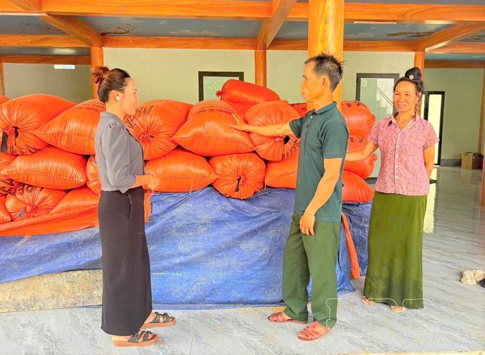 Đảng viên chi bộ bản Pháy Vang, xã Mường Lạn tuyên truyền, vận động nhân dân xây dựng, phát triển kinh tế.