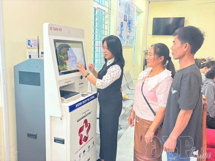 Người dân được cán bộ Trung tâm Phục vụ hành chính công xã Thanh Yên hướng dẫn tận tình, chu đáo khi đến thực hiện thủ tục hành chính.