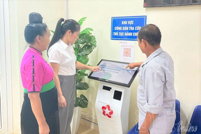 Chị Phạm Thị Nhài, công chức Trung tâm Phục vụ hành chính công xã Mường Ảng hướng dẫn người dân thực hiện thủ tục hành chính.