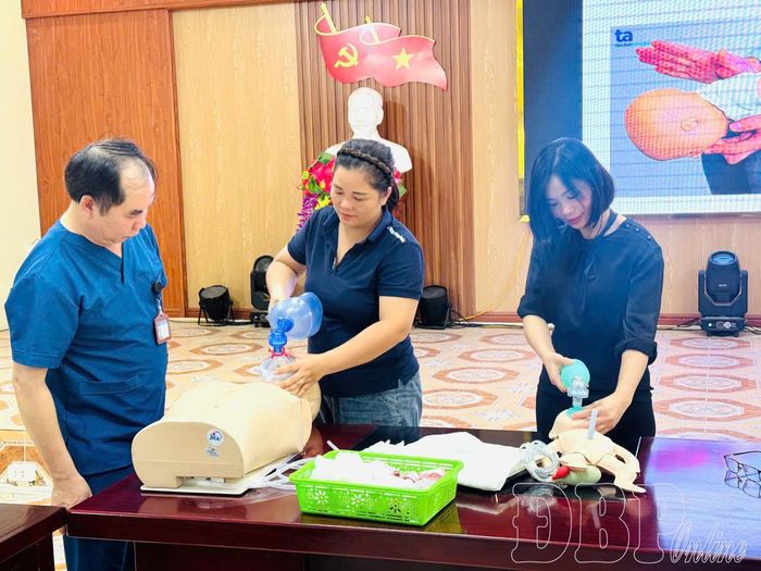 Nhân viên y tế trường học tập huấn, nâng cao năng lực chuyên môn trước thềm năm học 2026 - 2027. 