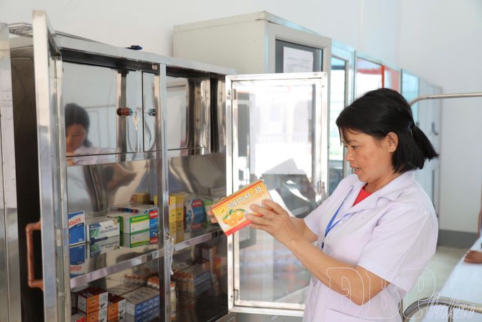 Theo Nghị quyết số 37/2026 của Chính phủ mỗi trường học cấp xã được bố trí 1 nhân viên y tế. Tuy nhiên, trước quy mô học sinh lớn tại các trường nội trú liên cấp, Sở Y tế Điện Biên đề nghị chính quyền cấp xã tăng cường nhân lực y tế, bảo đảm công tác chăm sóc sức khỏe học sinh. 