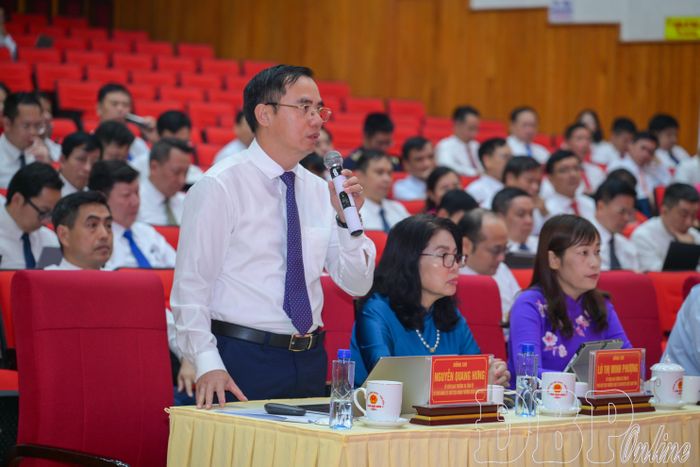 Đại biểu tham gia ý kiến thảo luận tại hội nghị.