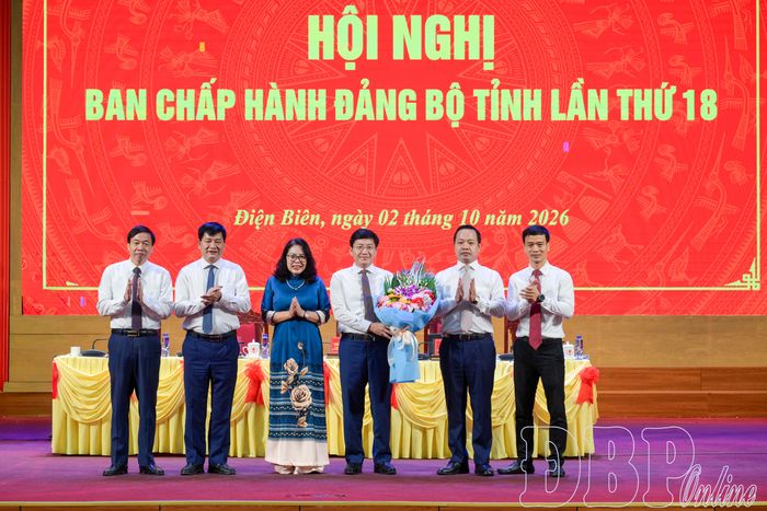 Bí thư Tỉnh ủy Trần Tiến Dũng cùng Thường trực Tỉnh ủy tặng hoa chúc mừng Đảng bộ MTTQ, các đoàn thể tỉnh.