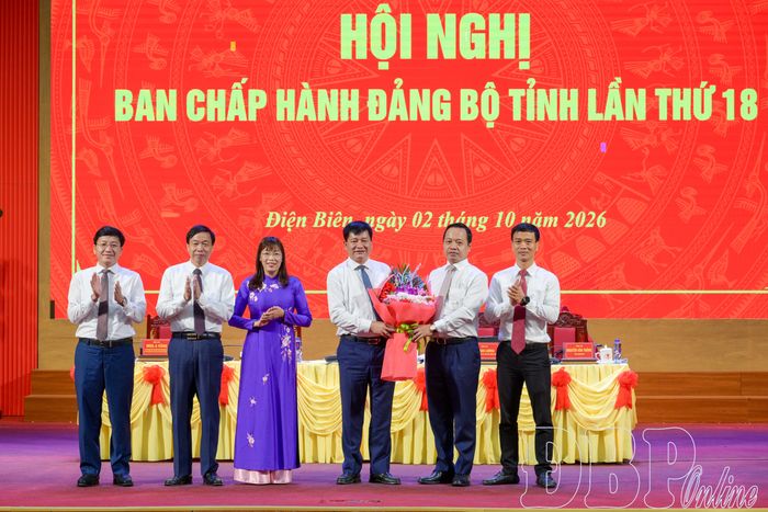Bí thư Tỉnh ủy Trần Tiến Dũng cùng Thường trực Tỉnh ủy tặng hoa chúc mừng Đảng bộ HĐND tỉnh.