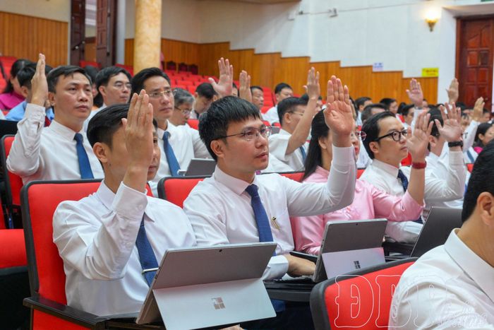 Đại biểu biểu quyết thông qua Nghị quyết Hội nghị lần thứ 18 Ban Chấp hành Đảng bộ tỉnh.