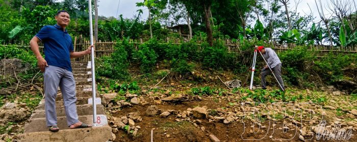 Cán bộ Đài Khí tượng Thủy văn Điện Biên đo đạc, kiểm tra mốc quan trắc tại hiện trường.