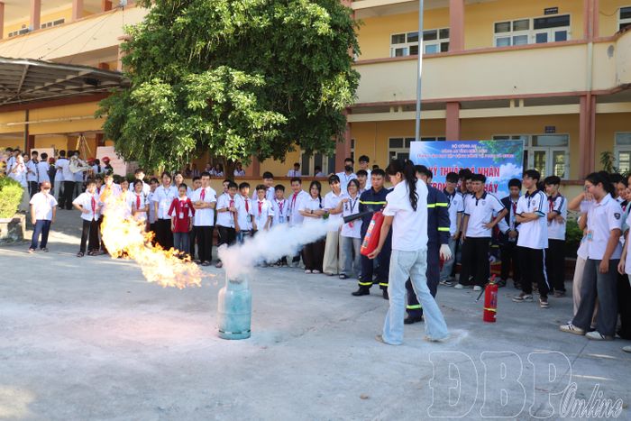 Học sinh thực hành kỹ năng sử dụng bình chữa cháy.