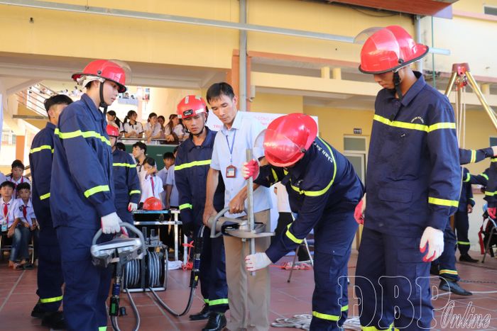 Giáo viên thực hành kỹ năng cứu nạn, cứu hộ.