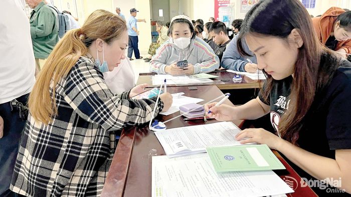 Người dân làm hồ sơ hưởng chế độ bảo hiểm xã hội tại bộ phận một cửa Bảo hiểm xã hội thành phố Đồng Nai.