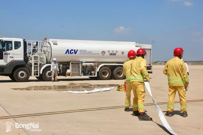 Các đơn vị liên quan đã triển khai diễn tập ứng phó tình huống rò rỉ nhiên liệu giả định trong quá trình tiếp nhiên liệu cho tàu bay tại Sân bay Long Thành. Ảnh: Phạm Tùng