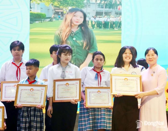 Chủ tịch Hội Khuyến học thành phố Lê Thị Mỹ Phượng trao khen thưởng cho các học sinh đạt loại giỏi, xuất sắc năm học 2025-2026.