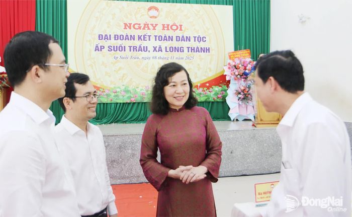 Phó Bí thư Thành ủy, Chủ tịch Ủy ban MTTQ Việt Nam thành phố Huỳnh Thị Hằng trao đổi cùng đại biểu tham dự Ngày hội Đại đoàn kết toàn dân tộc tại xã Long Thành (nay là phường Long Thành) vào năm 2025. Ảnh: Văn Truyên