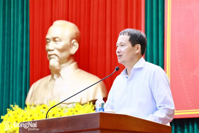 Đồng chí Vũ Hồng Văn, Ủy viên Trung ương Đảng, Bí thư Thành ủy, Trưởng đoàn Đại biểu Quốc hội thành phố phát biểu chỉ đạo tại hội nghị. Ảnh: Công Nghĩa