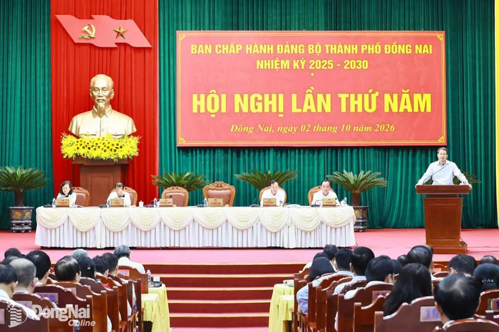 Đồng chí Vũ Hồng Văn, Ủy viên Trung ương Đảng, Bí thư Thành ủy, Trưởng đoàn Đại biểu Quốc hội thành phố phát biểu chỉ đạo tại hội nghị. Ảnh: Công Nghĩa