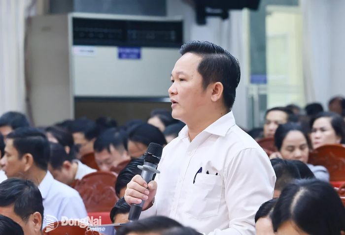 Thành ủy viên, Bí thư Đảng ủy, Chủ tịch HĐND phường Long Thành Nguyễn Hữu Nguyên tham luận tại hội nghị. Ảnh: Công Nghĩa