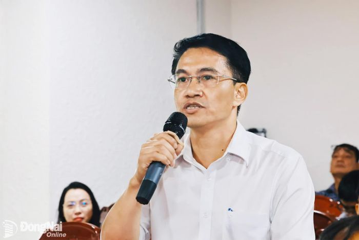 Bí thư Đảng ủy, Chủ tịch HĐND xã Phước An Đỗ Huy Khánh trao đổi về công tác thu ngân sách, giải ngân vốn đầu tư công của xã. Ảnh: Công Nghĩa