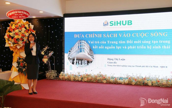 Giám đốc Trung tâm Khởi nghiệp Sáng tạo Thành phố Hồ Chí Minh (SIHUB) Đặng Thị Luận chia sẻ tham luận tại hội nghị. Ảnh: Hải Quân