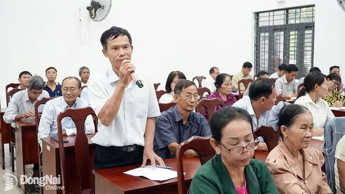 Cử tri nêu ý kiến, kiến nghị tại hội nghị tiếp xúc. Ảnh: Đinh Tài 