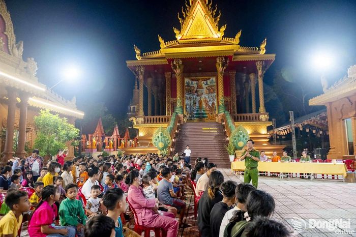 Quang cảnh một buổi tuyên truyền diễn ra tại chùa Sirivansa, khu phố Phước Bình, phường Bình Phước, thành phố Đồng Nai dịp giáp tết Nguyên đán Bính Ngọ 2026. Trong ảnh: Tác giả kể chuyện và lồng ghép tuyên truyền phòng, chống thông tin xấu độc cho đồng bào dân tộc Khơme.