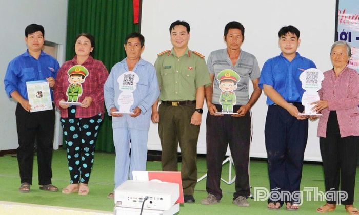 Xã đoàn Thường Phước phối hợp Ban Thanh niên Công an tỉnh tuyên truyền pháp luật về tội phạm ma túy, mại dâm cho người dân địa bàn biên giới.