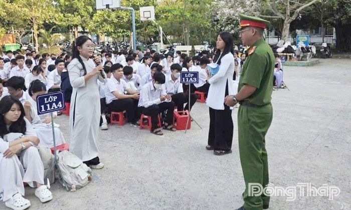 Học sinh Trường THPT Chu Văn An (phường Hồng Ngự) tham gia buổi tuyên truyền phòng, chống tệ nạn xã hội.