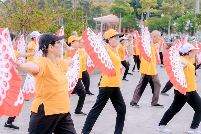 Đồng Tháp đang tập trung nâng cao chất lượng chăm sóc sức khỏe người cao tuổi theo hướng toàn diện (trong ảnh: Người cao tuổi tập luyện thể dục dưỡng sinh tại phường Đạo Thạnh).