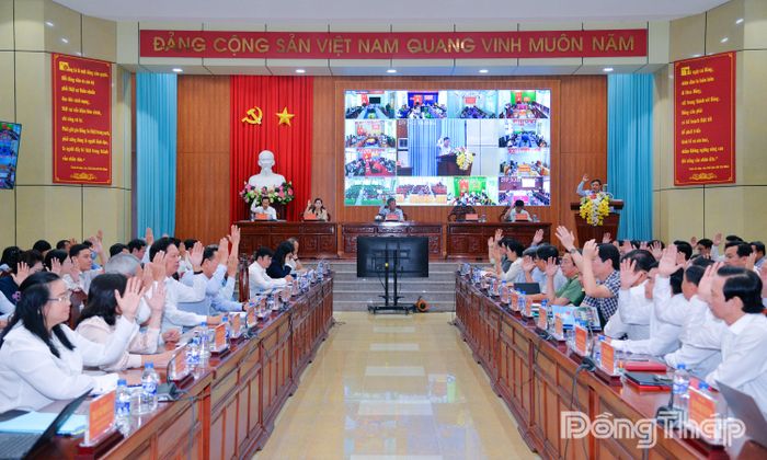 Biểu quyết thông qua dự thảo Nghị quyết Hội nghị lần thứ năm Ban Chấp hành Đảng bộ tỉnh khóa I.