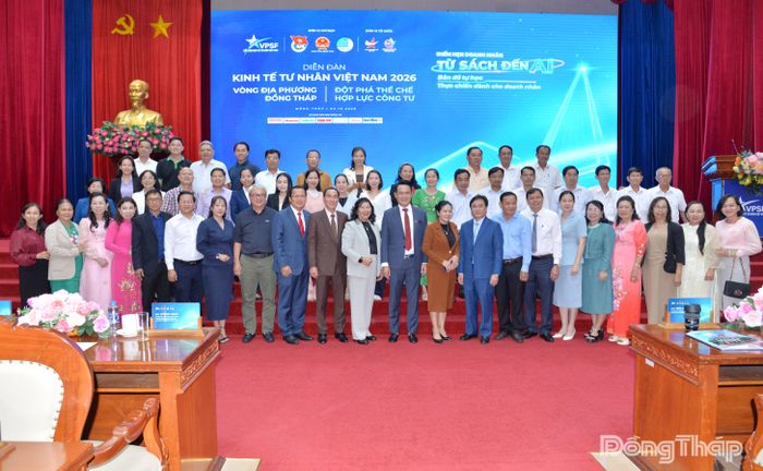 Các đại biểu chụp ảnh lưu niệm.