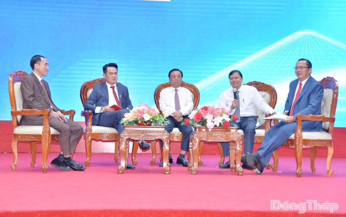 Chính quyền địa phương và các chuyên gia trao đổi với cộng đồng doanh nhân, doanh nghiệp tỉnh Đồng Tháp.