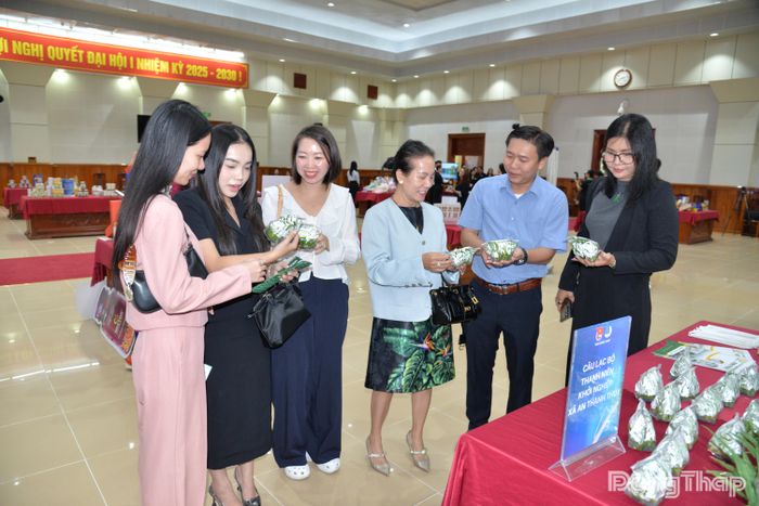 Các đại biểu tham quan các gian hàng trưng bày sản phẩm của doanh nghiệp và hợp tác xã.