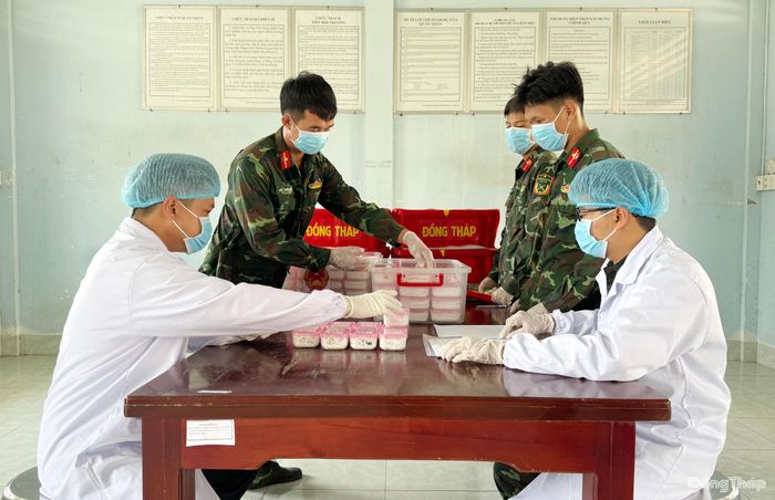 Mỗi thùng lưu mẫu đều được quấn cờ Tổ quốc, đánh số riêng, kèm danh sách từng mẫu để không thể thất lạc.