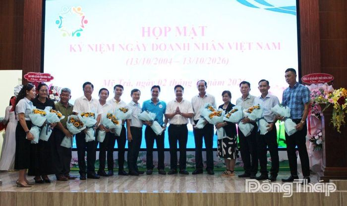 Lãnh đạo phường Mỹ Trà tặng hoa tri ân doanh nghiệp, doanh nhân đóng góp cho công tác an sinh xã hội.