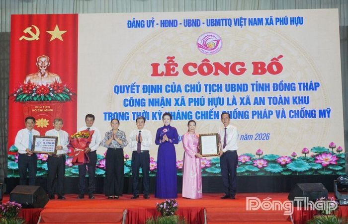 Đại diện lãnh đạo tỉnh Đồng Tháp trao Quyết định công nhận xã An toàn khu và tặng hoa chúc mừng đại diện xã Phú Hựu; đồng thời, đại diện ngân hàng trao bảng tượng trưng hỗ trợ chính sách bảo hiểm y tế cho địa phương.