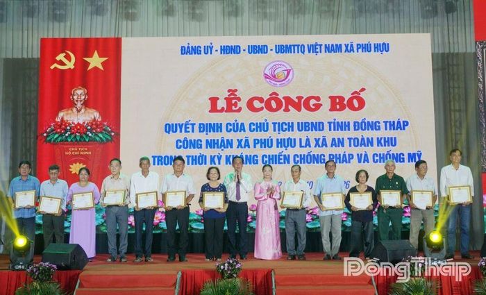 Khen thưởng các gia đình chính sách tiêu biểu trên địa bàn.