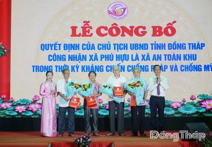 Lãnh đạo xã Phú Hựu tri ân các đồng chí nguyên lãnh đạo có đóng góp trong quá trình lập hồ sơ công nhận xã An toàn khu.