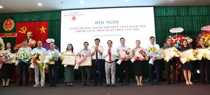  Lãnh đạo UBND tỉnh và Thuế tỉnh trao bằng khen của Chủ tịch UBND tỉnh cho các tổ chức có thành tích đặc biệt xuất sắc trong việc chấp hành chính sách pháp luật thuế. Ảnh: Tiến Sỹ 