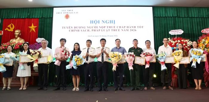  Đại diện Thuế tỉnh trao giấy khen cho các tổ chức thực hiện tốt chính sách pháp luật thuế. Ảnh: Tiến Sỹ 