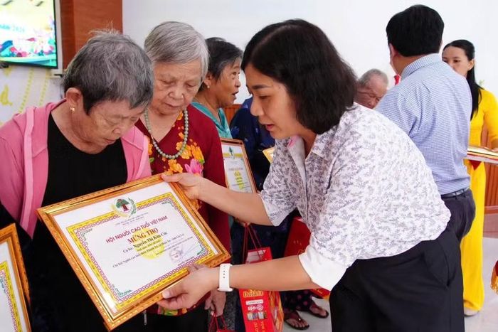 Lãnh đạo xã Hoài Ân trao thiếp mừng thọ, chúc sức khỏe các cụ cao tuổi trên địa bàn xã. Ảnh: T.Q