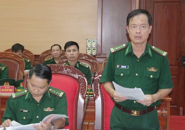  Đại tá Trần Tiến Hải - Chỉ huy trưởng BĐBP tỉnh báo cáo kết quả thực hiện nhiệm vụ trong 9 tháng năm 2026. Ảnh: Công Cường 
