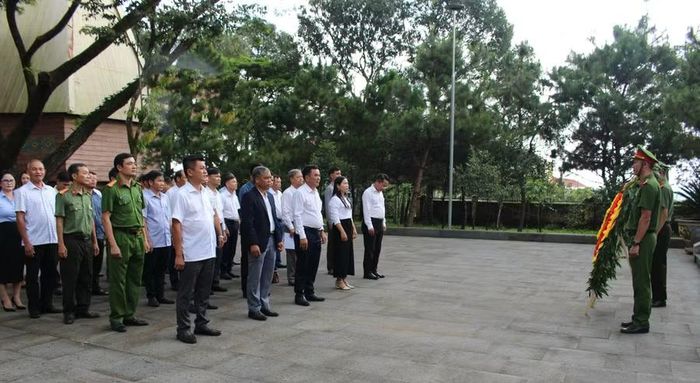  Đại biểu dâng hoa tưởng niệm các anh hùng, liệt sĩ tại Nhà bia tưởng niệm liệt sĩ xã Gào. Ảnh: M.C 