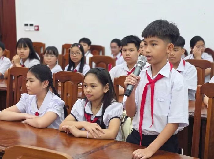  Trẻ em đặt câu hỏi tại buổi đối thoại với do HĐND phường Pleiku tổ chức. Ảnh: Bá Bính 