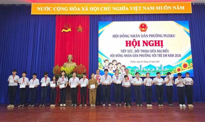  Đại diện HĐND phường Pleiku tặng học bổng cho học sinh có hoàn cảnh khó khăn. Ảnh: Bá Bính 