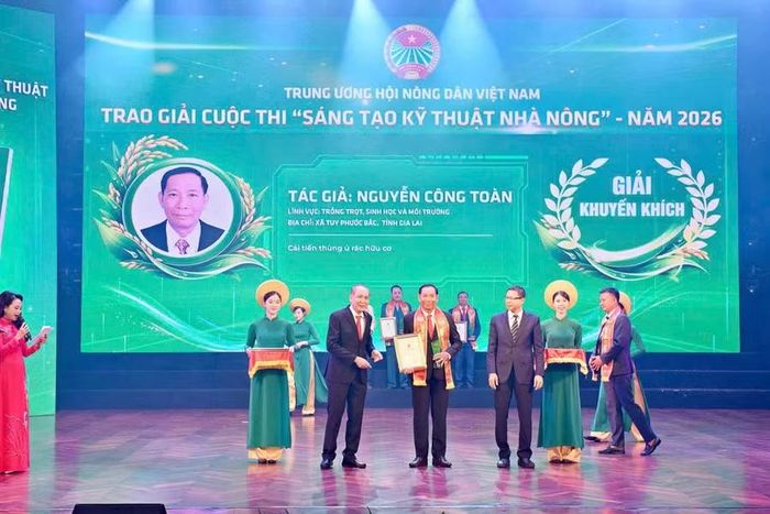 Ông Nguyễn Công Toàn (thôn Phước Hưng, xã Tuy Phước Bắc) nhận giải khuyến khích cuộc thi với giải pháp cải tiến thùng ủ rác hữu cơ thuộc lĩnh vực trồng trọt, sinh học và môi trường. Ảnh: NVCC