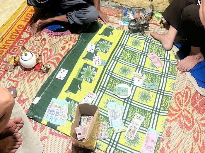 Lực lượng Công an đã thu giữ gần 11 triệu đồng trên chiếu bạc. Ảnh: Quang Hưng